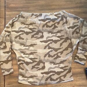BKE (Buckle brand) Soft Camo Print Long Sleeve Top. Size Medium
